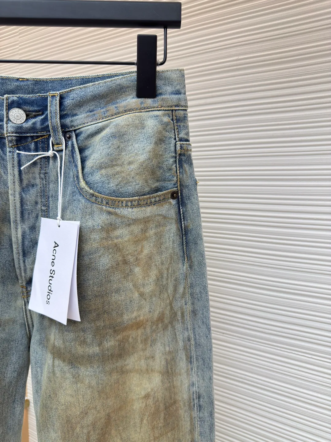 Acne Studios dirty ripped jeans with splashes of ink ●Authentic product: Purchased and developed by 6789 ●Item number: 1680161-A75 ●Material: denim fabric ●Technology: distressed wash ●Version: Fitted version ●Weight: about 670 grams ●Size: 29-30-31-32-33-34 ●Description: Distressed ripped straight jeans, Juju heavy industry, retro distressed wash process, casual and versatile Easily wear a fashionable style. Handmade with many irregular holes to make the whole pair of pants more layered. It can be matched with the same style to create a fashionable look, and can be used in various occasions. Customized accessories, complete with three labels, the same style for men and women!